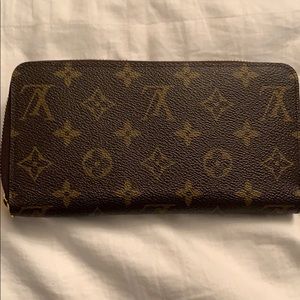 Louis Vuitton - zippy wallet. Barely used.